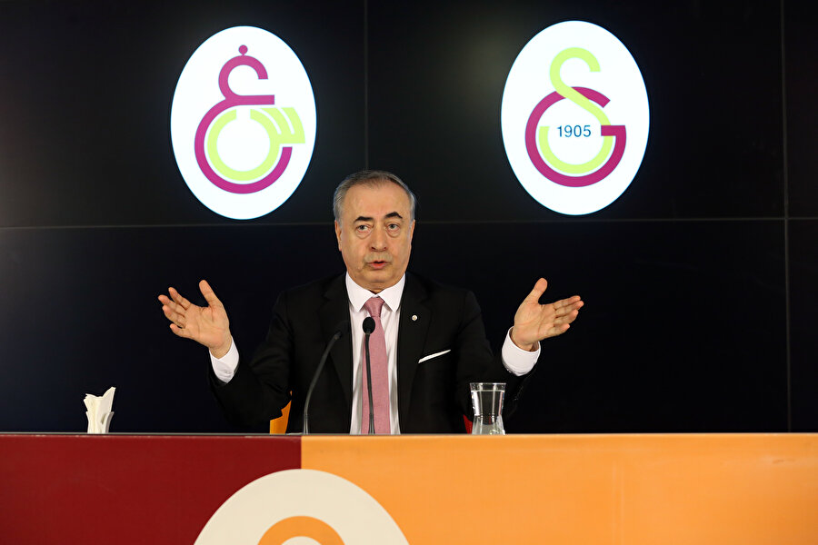 Mustafa Cengiz düzenlediği basın toplantısında açıklamalarda bulunuyor.