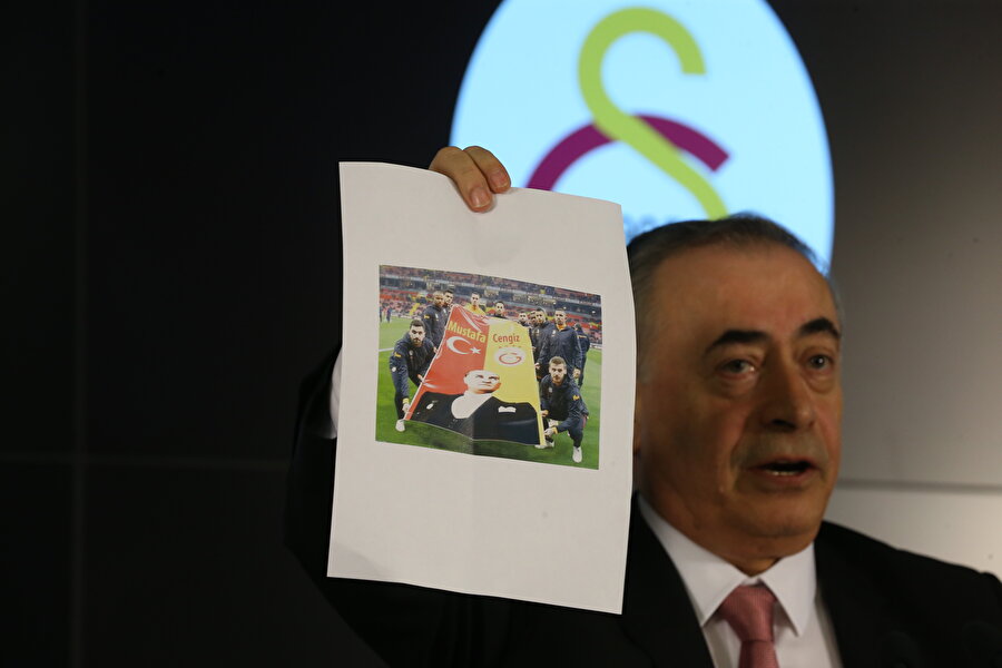 Mustafa Cengiz düzenlenen basın toplantısında TFF'ye belgelerle tepki gösteriyor.