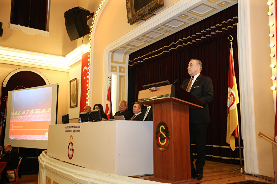 Mustafa Cengiz, Divan Kurulu toplantısında kürsüde konuşma yapıyor.