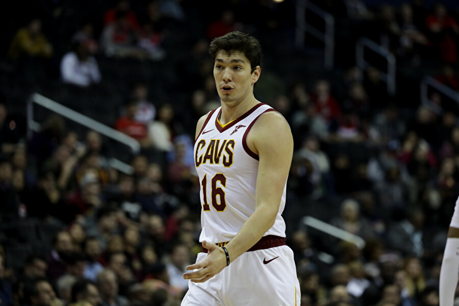 Cedi Osman, boşta olduğunu göstererek takım arkadaşından top istiyor...