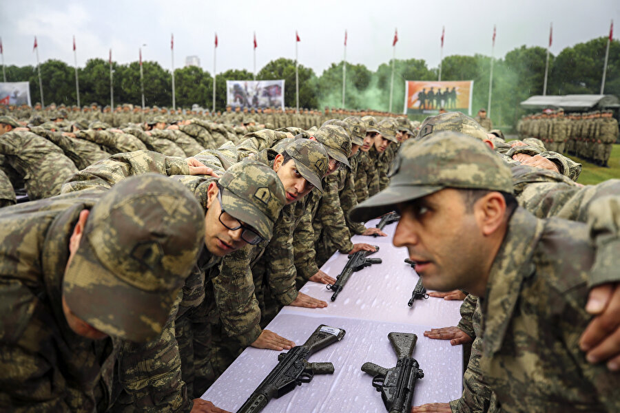 Bedelli askerlik yapan vatandaşlar yemin ediyor...
