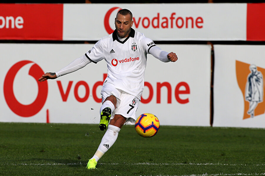 Ricardo Quaresma, topu ayak içiyle ceza sahasındaki arkadaşlarına gönderiyor...
