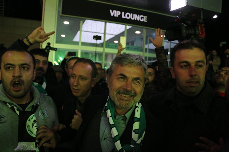 Konyaspor ile yeniden anlaşan Aykut Kocaman'ın mutluluğu yüzünden okunuyordu.