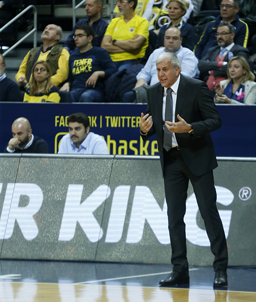 Obradovic, oyuncularına benchten uyarılarda bulunurken...