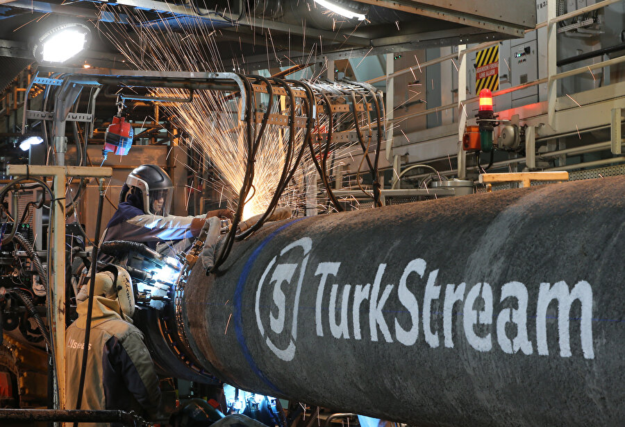 TürkAkım boru hattını döşeyen Pioneering Spirit'de çalışan işçiler görünüyor.