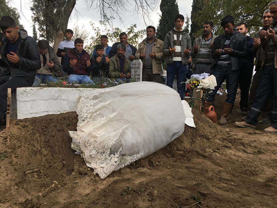 Trafik kazasında hayatını kaybeden Funda Sakman'ın mezarına gelinlik serildi.