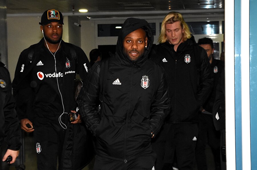 Vagner Love havalimanından çıkıyor.