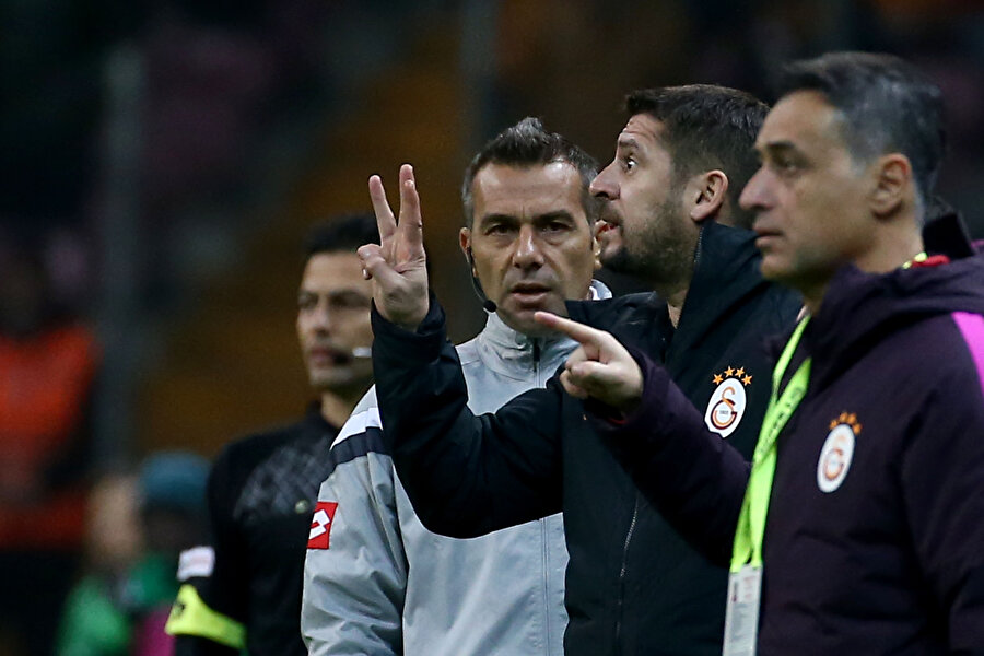 Ümit Davala maçın hakemi Hüseyin Göçek'e tepki gösteriyor.