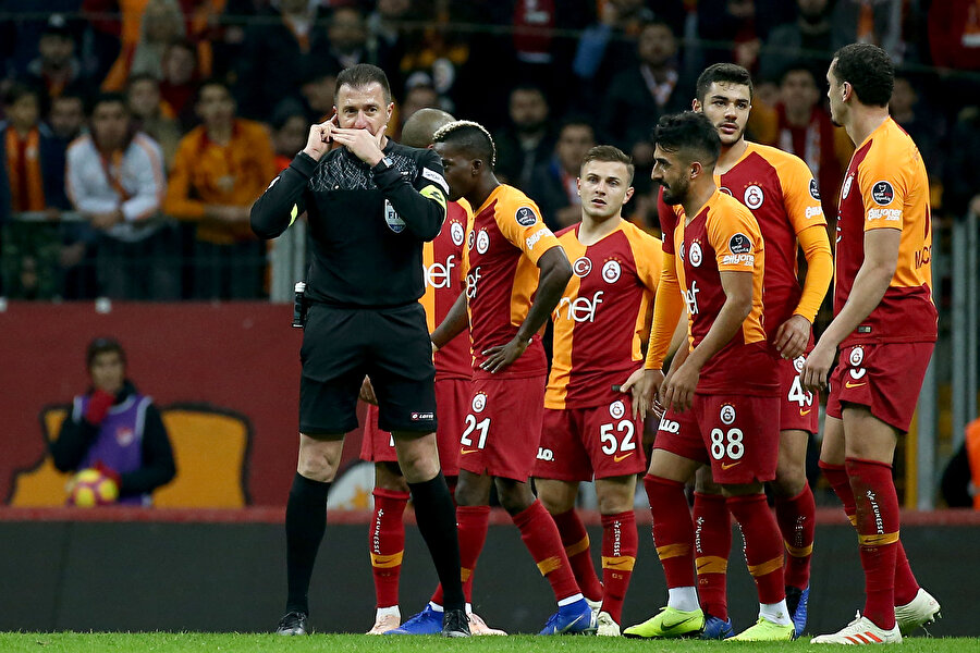 Hüseyin Göçek, Galatasaray aleyhine çaldığı penaltıda VAR hakemi Halis Özkahya ile standardın üzerinde görüşmüş ve bu durum tepki çekmişti.