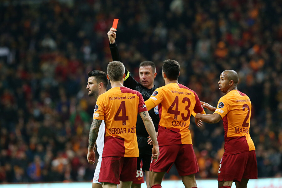 Maçın hakemi Hüseyin Göçek, Serdar Aziz'i kırmızı kartla oyundan atıyor.