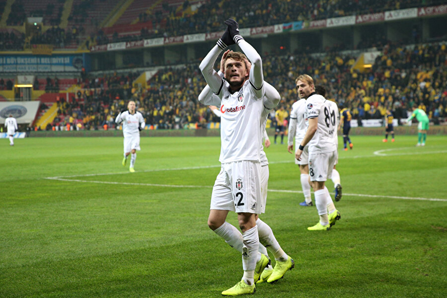 Adem Ljajic attığı golün sevincini taraftarlarla paylaşıyor.