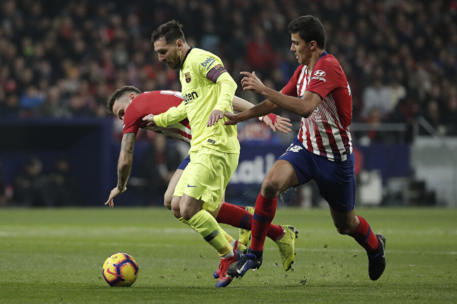 Messi, rakiplerinden sıyrılmaya çalışırken...
