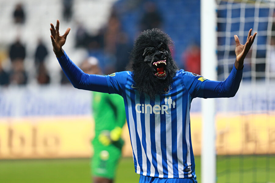Mbaye Diagne maskesiyle attığı golü kutluyor.