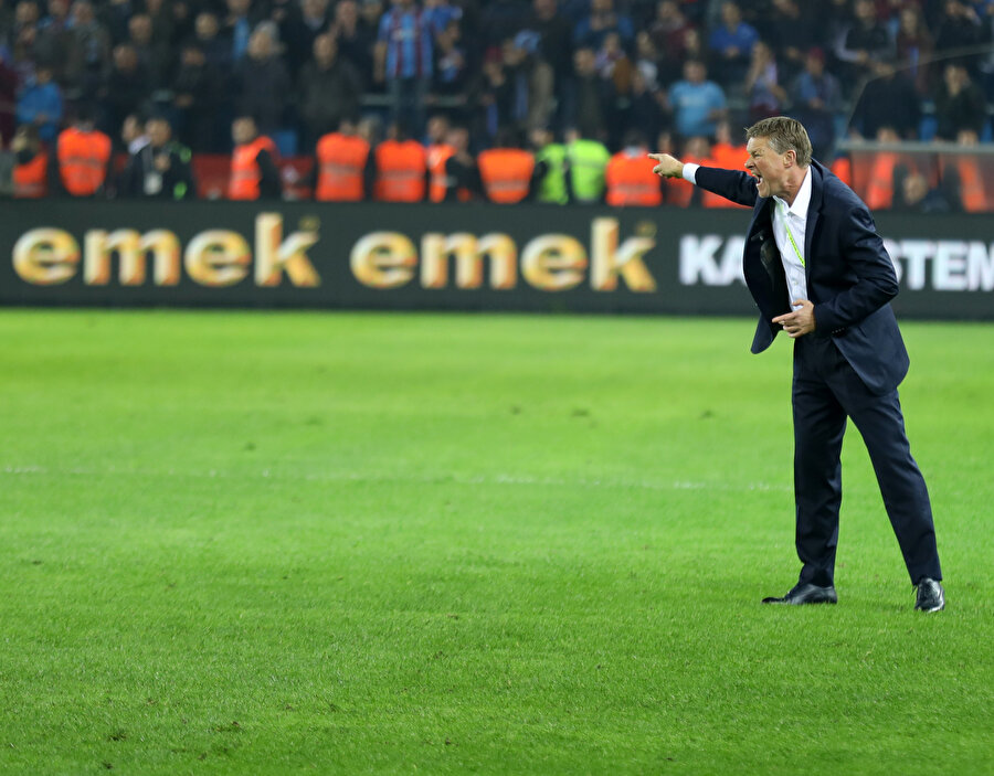 Fenerbahçe Teknik Sorumlusu Erwin Koeman, maç sırasında heyecanına hakim olamayarak saha içine girdi.