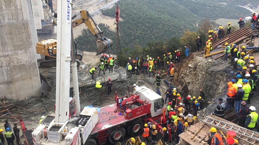 Otoyol çalışmasında beton blok düştü