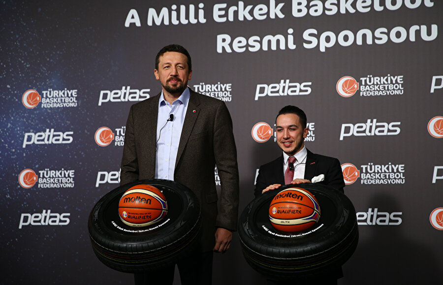 TBF Başkanı Hidayet Türkoğlu ve Seyfullah Sefa Özcan, birlikte objektiflere poz verdiler.