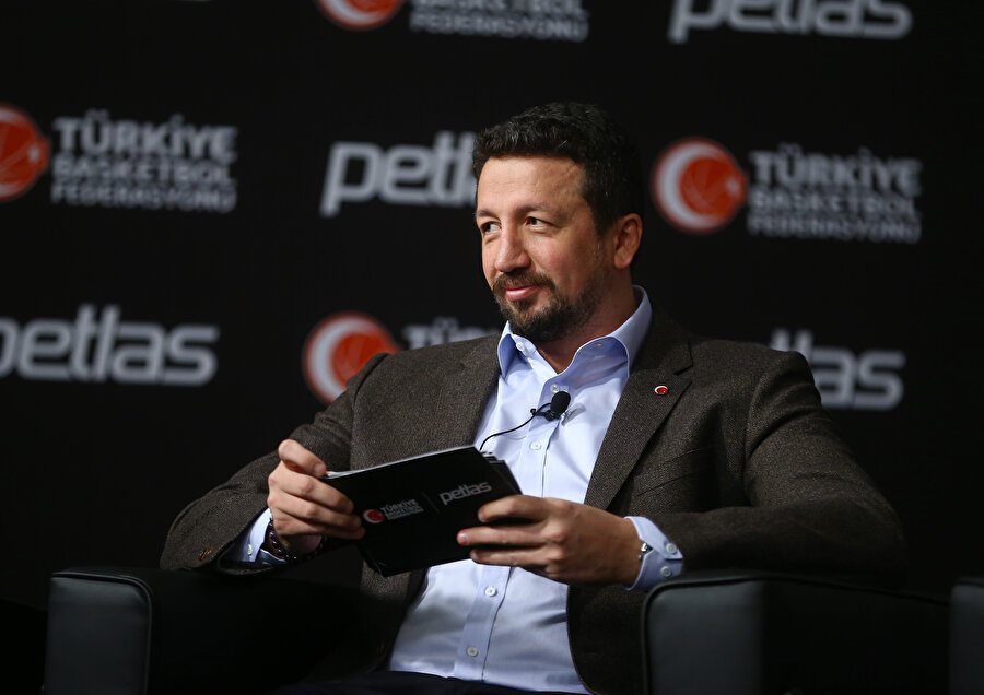 Hidayet Türkoğlu, basın mensuplarının sorularını yanıtlarken...