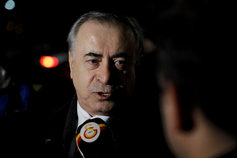 Mustafa Cengiz, basın mensuplarına açıklamalarda bulunuyor.