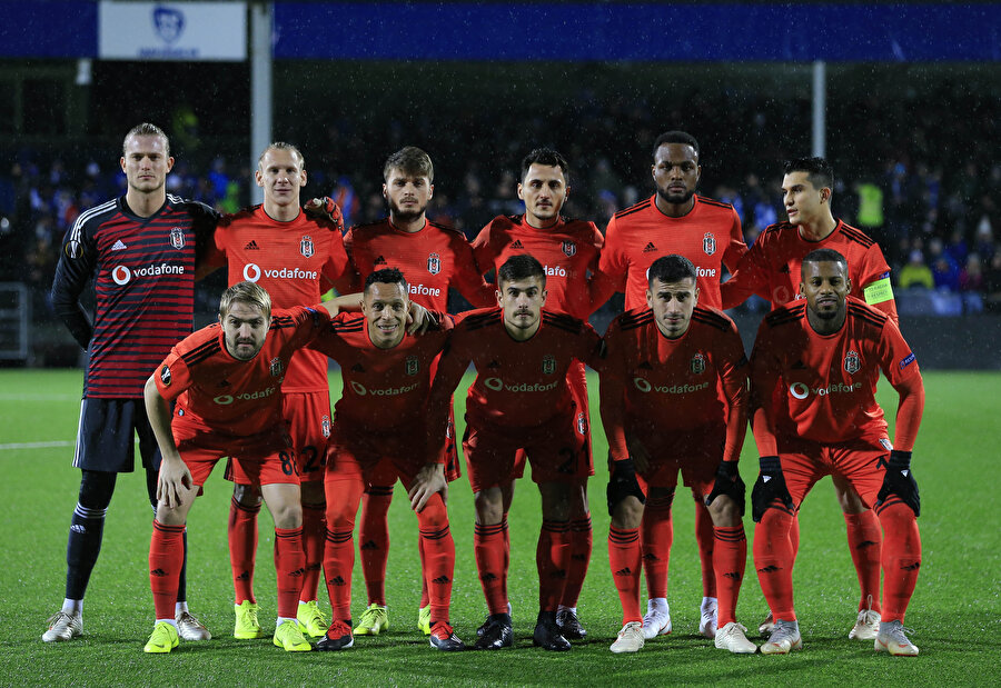 Beşiktaşlı futbolcular Sarpsborg maçı öncesinde takım fotoğrafı çektirdiler.