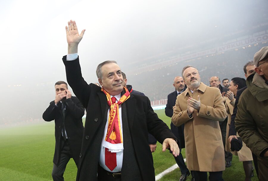 Mustafa Cengiz, taraftarları selamlıyor...