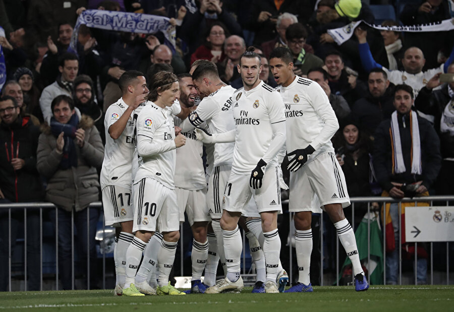 Real Madridli oyuncular gol sonrası sevinirken...