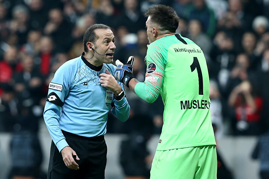 Cüneyt Çakır, Galatasaray aleyhine verdiği kararın ardından Muslera ile tartışıyor.