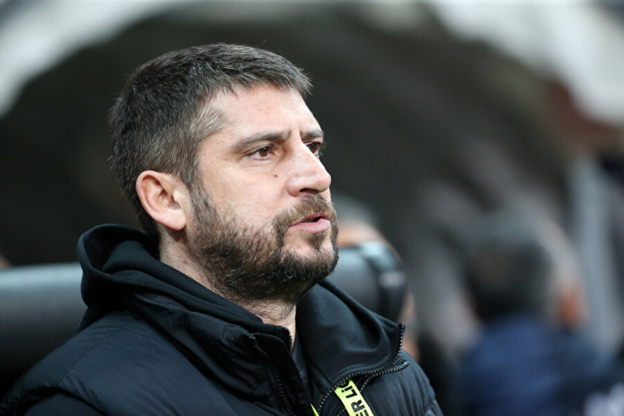 Ümit Davala, maç öncesinde saha kenarında yerini aldı.