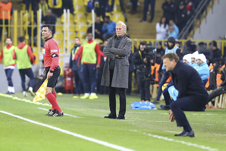 İki teknik adam heyecanlı bir şekilde karşılaşmayı takip ederken...