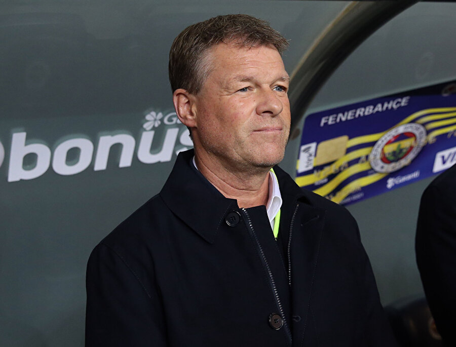 Erwin Koeman, Kasımpaşa maçı öncesinde yedek kulübesinde.