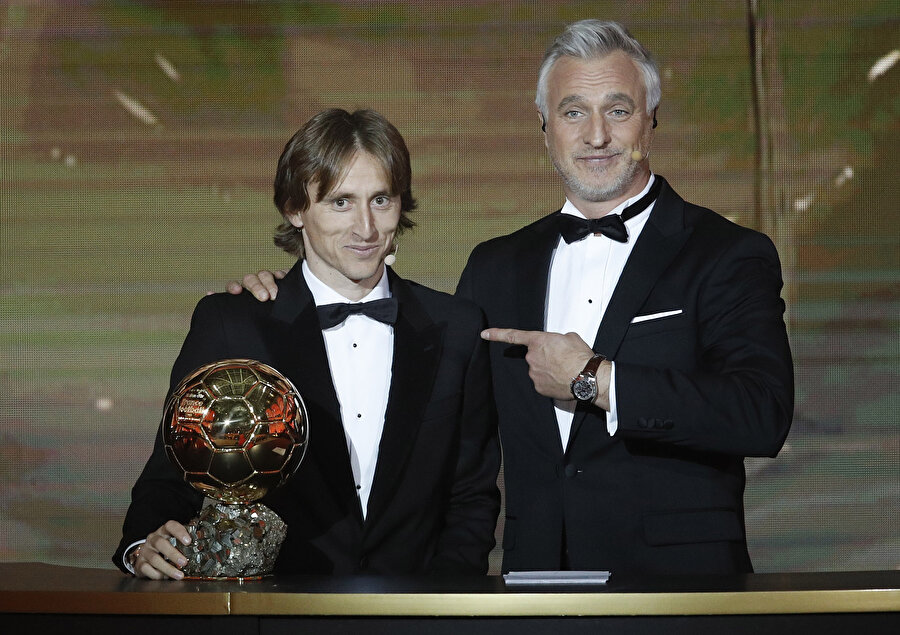Luka Modric, Ballon d'Or ödülüyle konuşma yapmadan önce çekinden bir tavır sergiliyor.