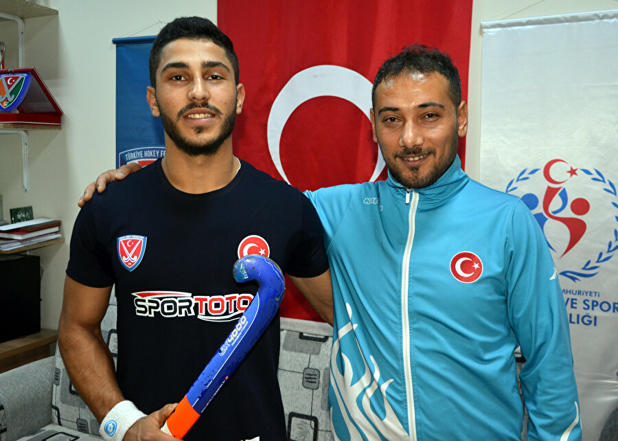 Salih Gündüz, hocası Mehmet Kanık ile birlikte objektiflere poz verdi.