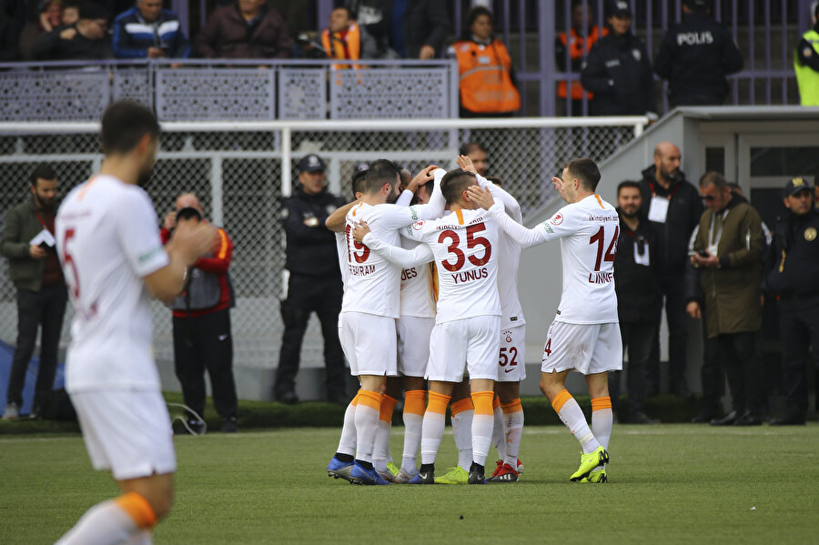 Galatasaraylı futbolcular attıkları golü birbirlerine sarılarak kutluyorlar.