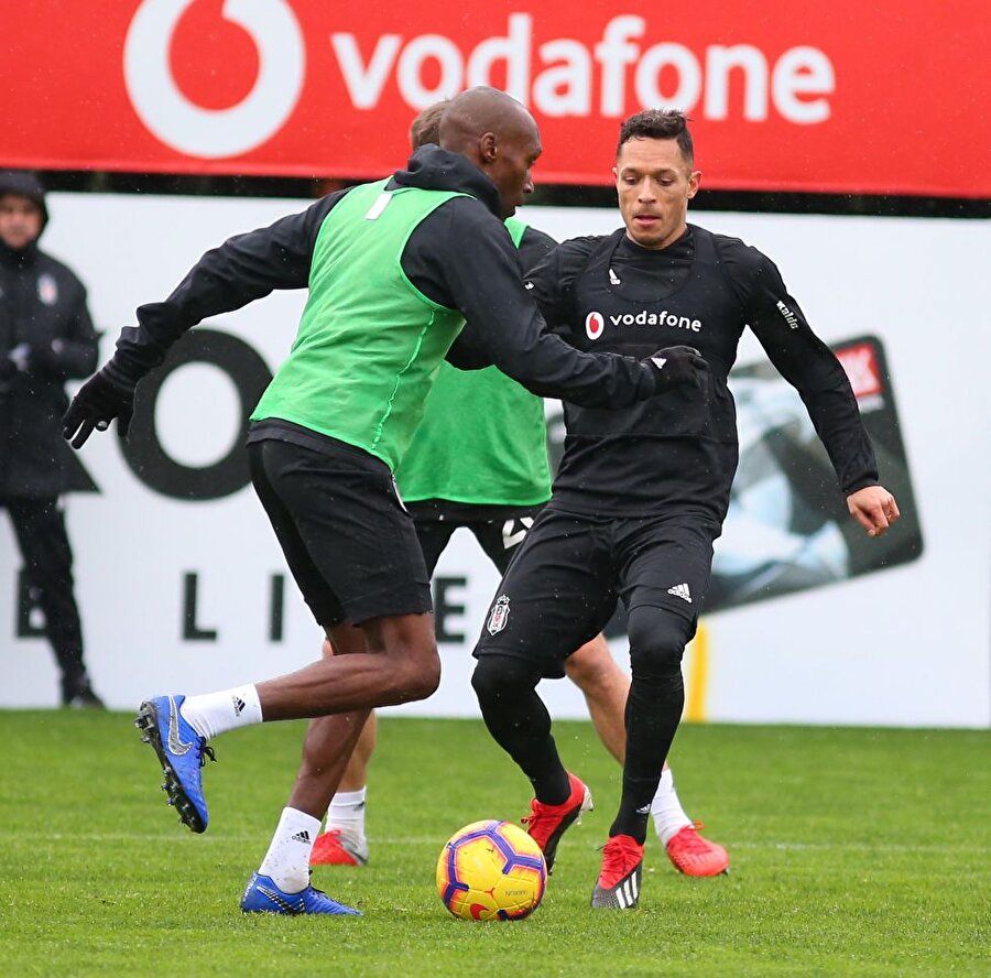 Beşiktaş'ın son idmanda Adriano ve Atiba karşı karşıya...