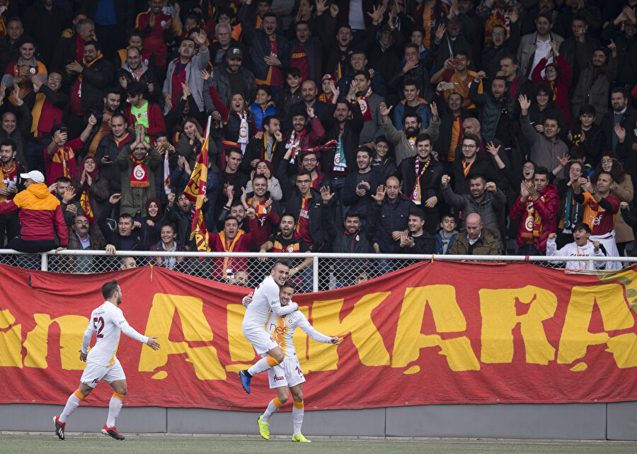 Galatasaraylı oyuncular atılan gol sonrası sevinirken...