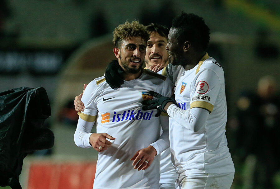 Kayserispor'un gurbetçi futbolcusu Bilal Başacıkoğlu, belinden ameliyat oldu.