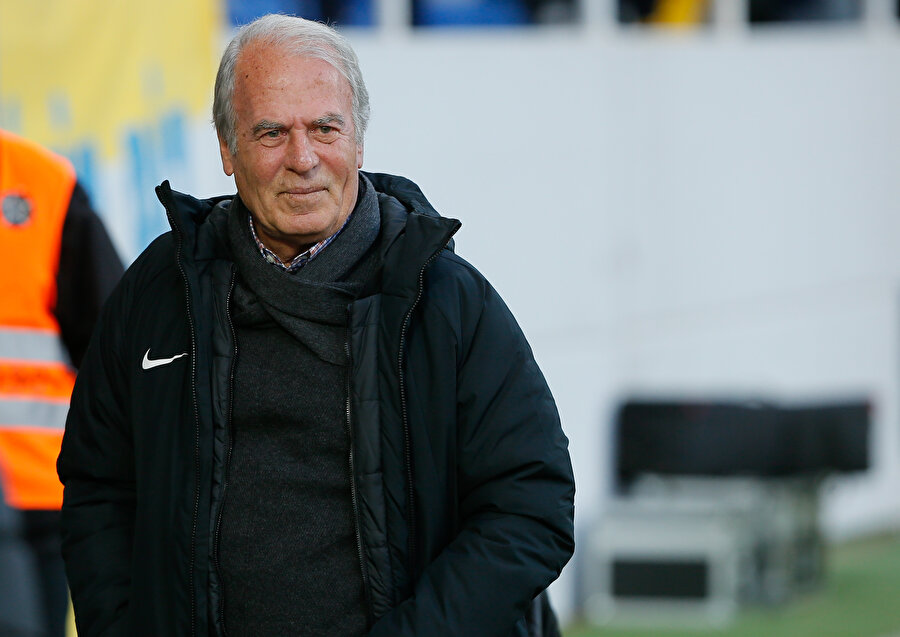 Mustafa Denizli öğrencilerini izliyor.