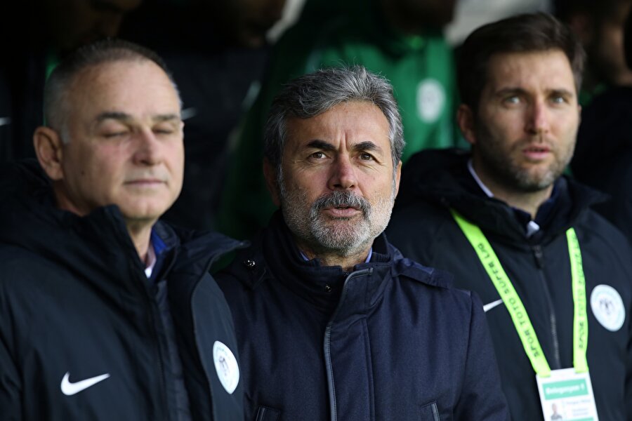 Aykut Kocaman mücadele öncesinde İstiklal Marşını okuyor.