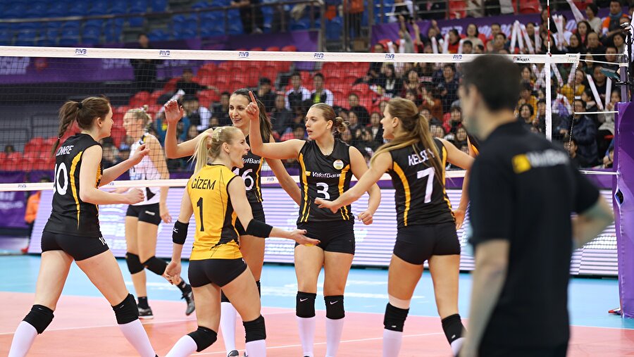 Vakıfbank oyuncuları sayıyı kutluyor.