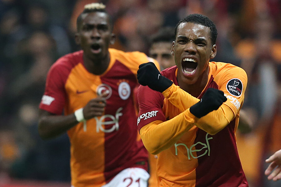 Garry Rodrigues attığı golün ardından tribünlere koşuyor.