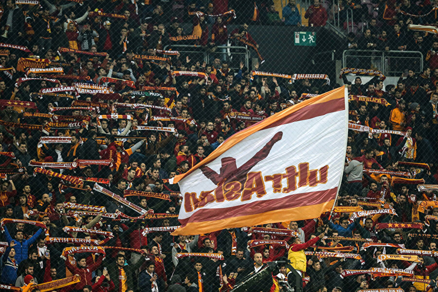 Galatasaray taraftarı, Rizespor maçında takımına destek verdi.