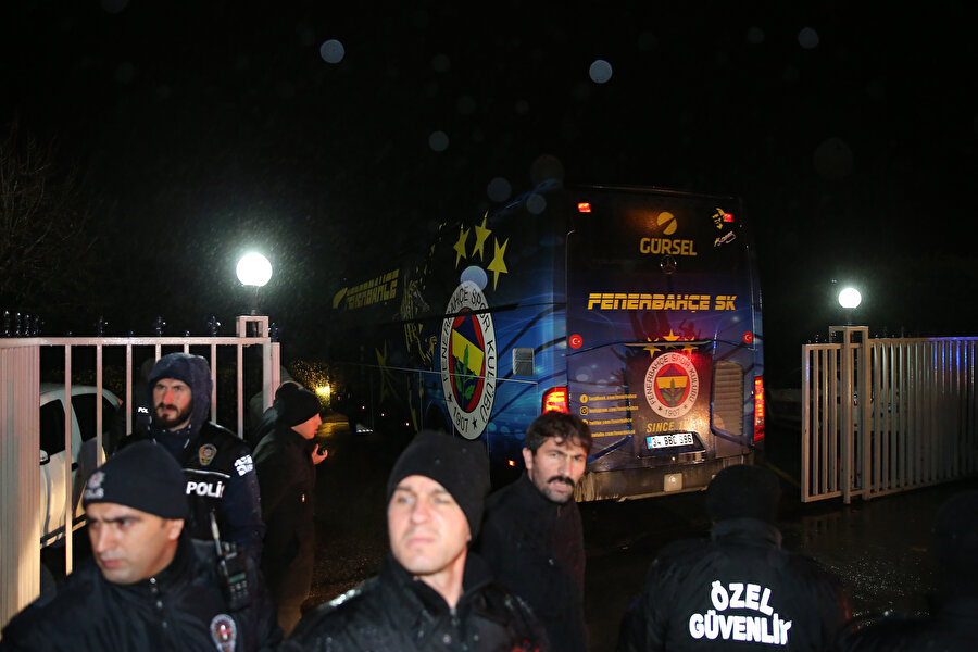 Fenerbahçe kafilesi Samandıra Can Bartu Tesisleri'ne giriş yapıyor...