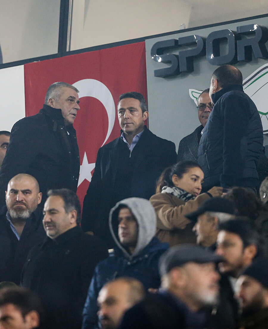 Ali Koç, maç sırasında kurmayları ile tartışma halinde...