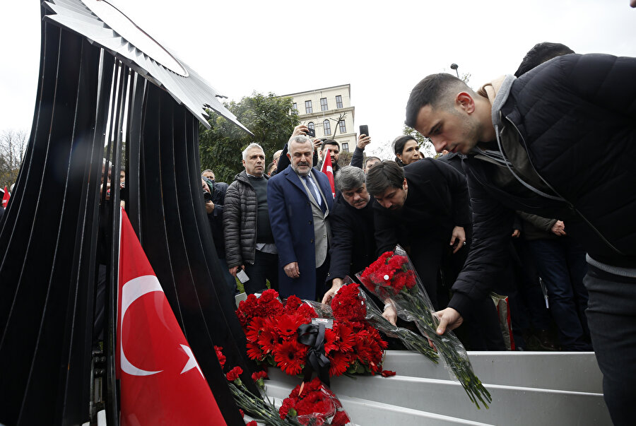 Beşiktaşlı yöneticiler ve futbolcular olayın gerçekleştiği yere çiçek bıraktılar.