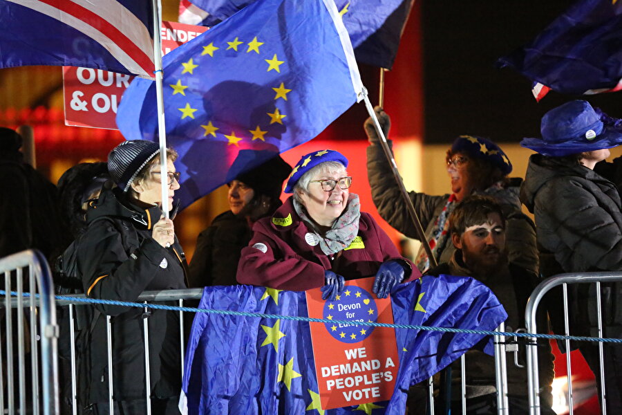Parlamento binası Westminster Palace dışında hem Brexit yanlıları hem de karşıtları protestolar düzenlemişti.