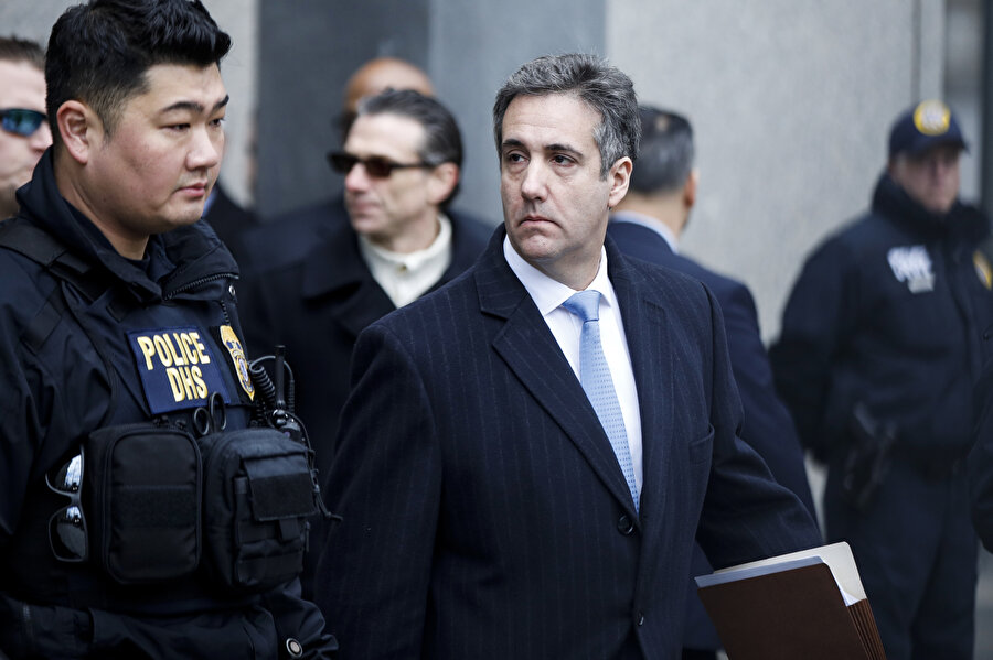 Cohen, seçim kampanya finansman kurallarını ihlal etmek, banka dolandırıcılığı yapmak ve Moskova'daki bir emlak projesi için Trump'a aracılık etmek gibi konularda federal yetkililere yalan söylemekle suçlanmıştı.