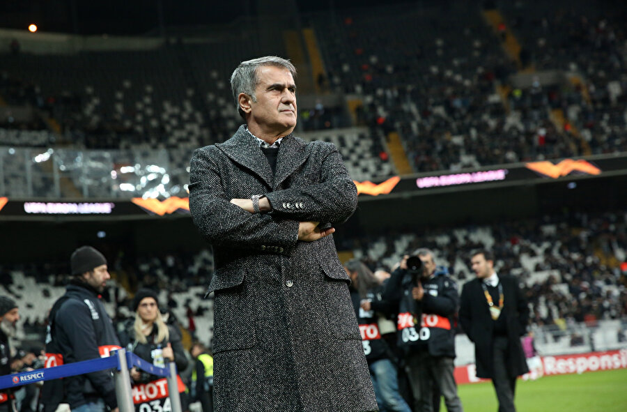 Şenol Güneş, Malmö maçı öncesinde basın mensuplarına poz veriyor.