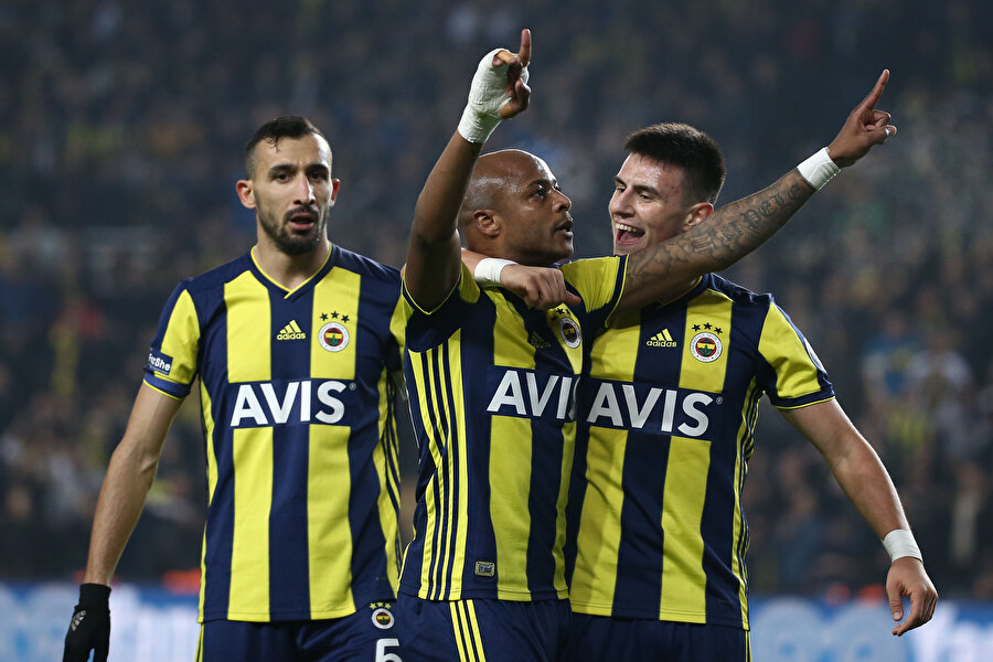 Andre Ayew ligde BB Erzurumspor karşısında bulduğu gole takım arkadaşlarıyla sevinirken.