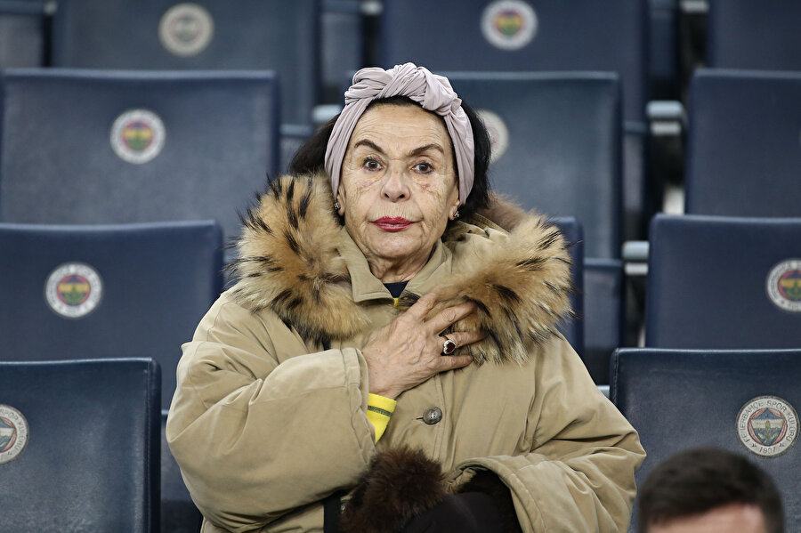 Fenerbahçeli bir taraftar, BB Erzurumspor maçını tribünden takip ediyor.