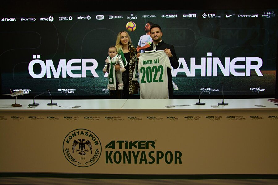 Ömer Ali Şahiner imza törenine ailesiyle katıldı.