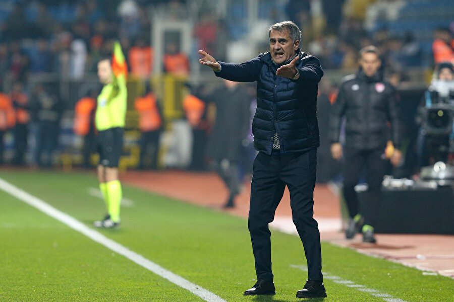 Şenol Güneş öğrencilerini kenardan uyarıyor.